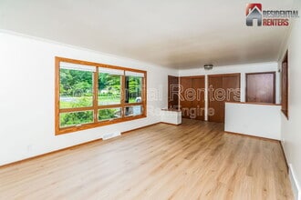 11539 N Parkview Dr in Mequon, WI - Building Photo - Building Photo