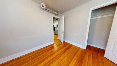 6020 Rockhill Rd in Kansas City, MO - Building Photo - Interior Photo