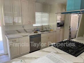 1124 La Honda Dr in Escondido, CA - Building Photo - Building Photo