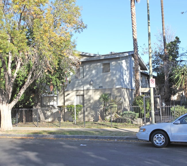 7336-7340 Milwood Ave, Canoga Park in Canoga Park, CA - Foto de edificio - Building Photo
