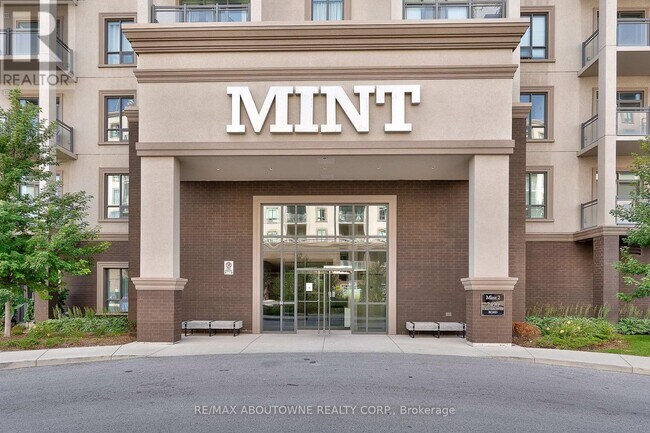 2490 Old Bronte Rd in Oakville, ON - Building Photo - Building Photo