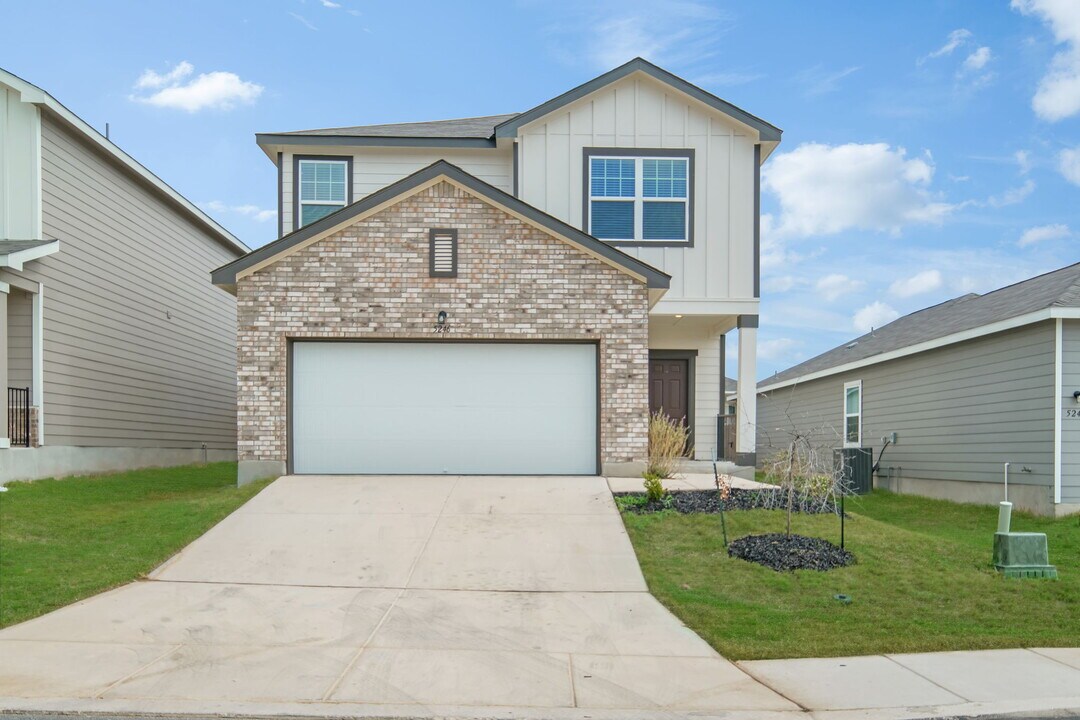 5246 Winding Strm in Saint Hedwig, TX - Building Photo