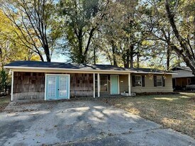 1337 Springdale Dr in Jackson, MS - Building Photo