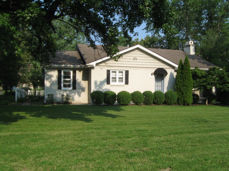 9254 Sappington Rd in St. Louis, MO - Building Photo