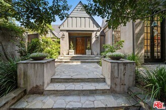 143 S Muirfield Rd in Los Angeles, CA - Building Photo - Building Photo
