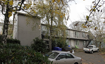 Milwaukie Apartments in Portland, OR - Building Photo - Building Photo