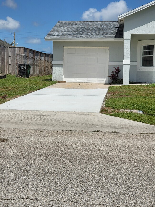 469 SW Duval Ave in Port St. Lucie, FL - Building Photo - Building Photo
