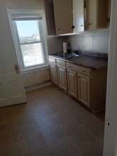 27 Thornley St, Unit Apartment 3 in Pawtucket, RI - Building Photo - Building Photo