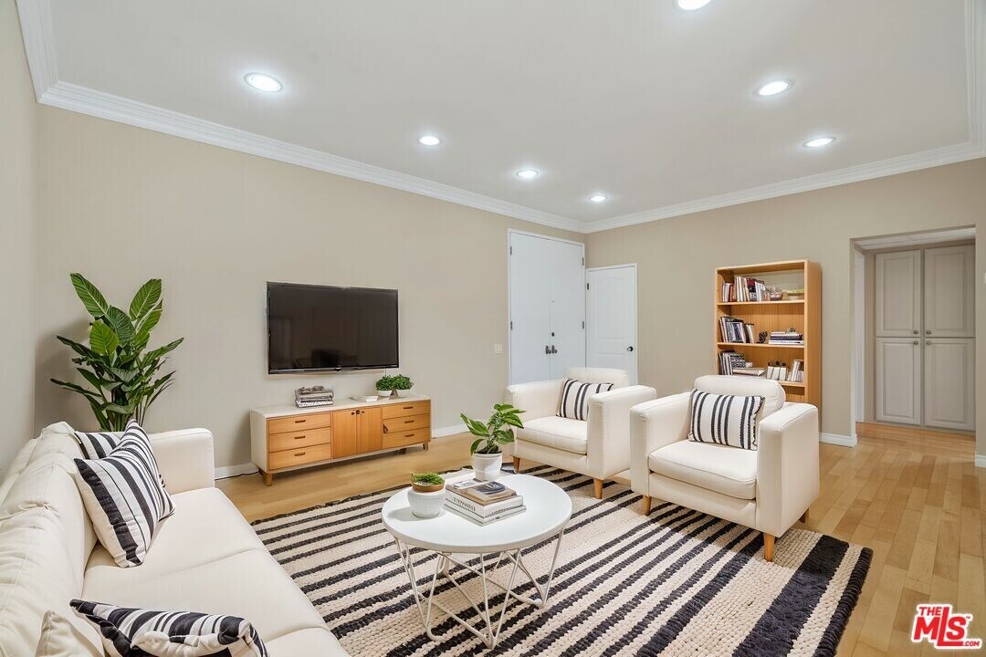 612 S Barrington Ave in Los Angeles, CA - Building Photo