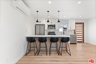 6917 1/2 Hesperia Ave in Los Angeles, CA - Building Photo - Building Photo