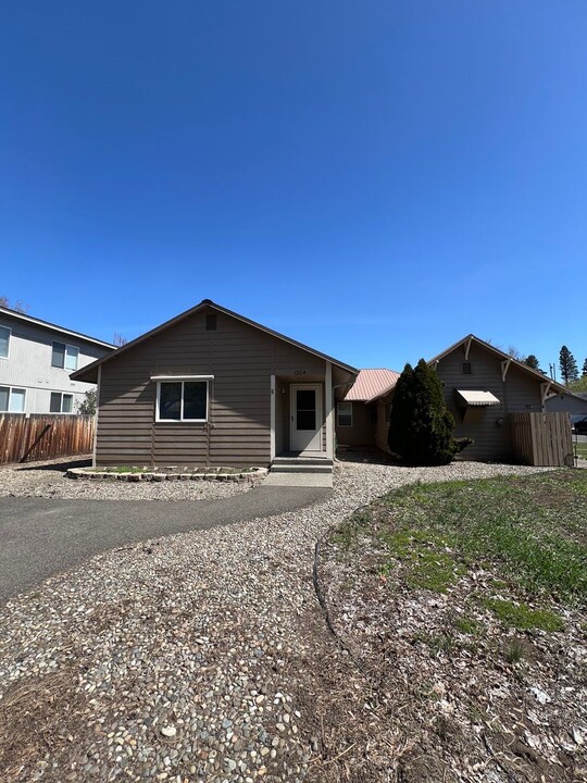 1204 N Brooklane St in Ellensburg, WA - Foto de edificio