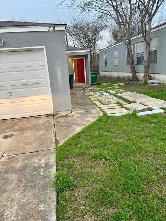 13131 Independence Ave in San Antonio, TX - Foto de edificio