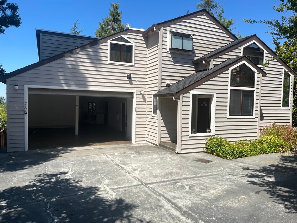 735 Esther Ln in Redwood City, CA - Foto de edificio