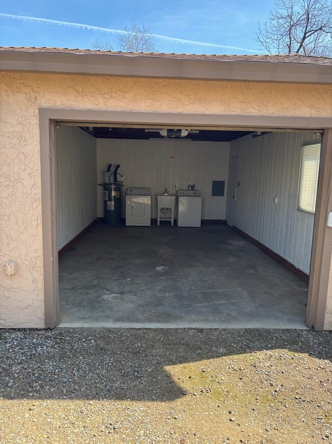 3710 Fairgrounds Dr in Anderson, CA - Foto de edificio - Building Photo