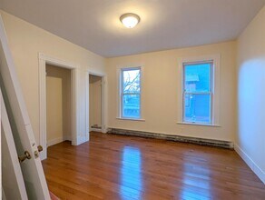 21 Thorndike St, Unit 1 in Somerville, MA - Foto de edificio - Building Photo