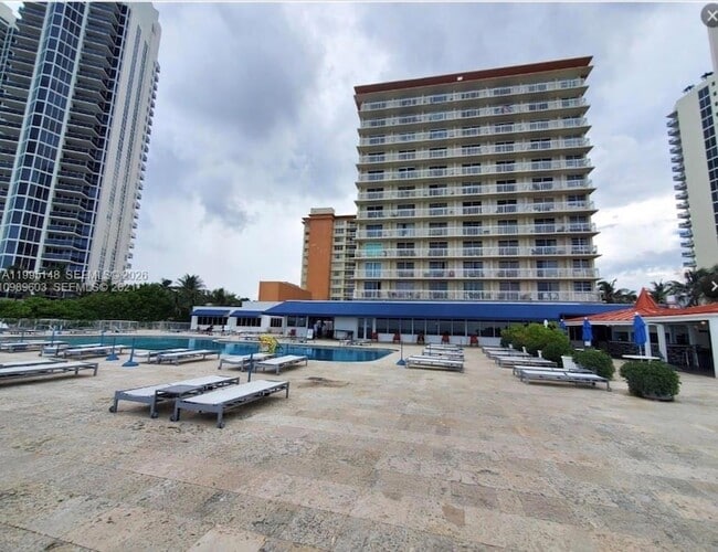 19201 Collins Ave, Unit 302 in Sunny Isles Beach, FL - Foto de edificio - Building Photo
