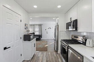 1900 Pratt Ave in Des Plaines, IL - Foto de edificio - Building Photo