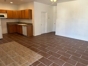 10730 Garibaldi Dr, Unit B in California City, CA - Foto de edificio - Building Photo