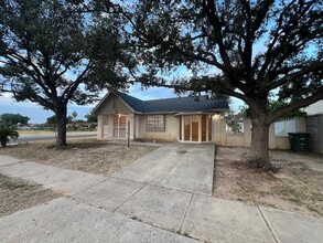 126 Atlanta Dr in Laredo, TX - Building Photo - Building Photo