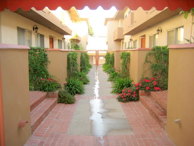 1440 Armacost Ave in Los Angeles, CA - Foto de edificio - Building Photo