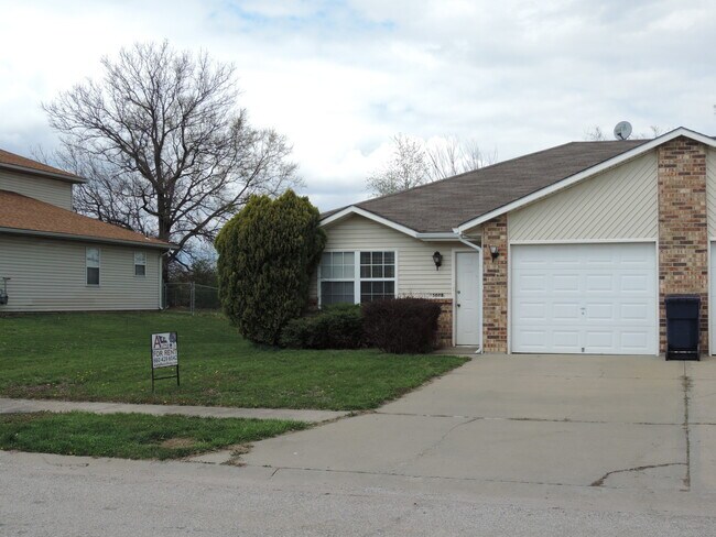 1502 8th St-Unit -B in Knob Noster, MO - Building Photo - Building Photo
