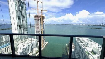 460 NE 28th St in Miami, FL - Building Photo