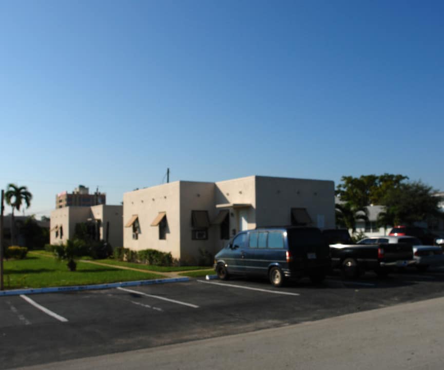 2432 Taylor St in Hollywood, FL - Building Photo