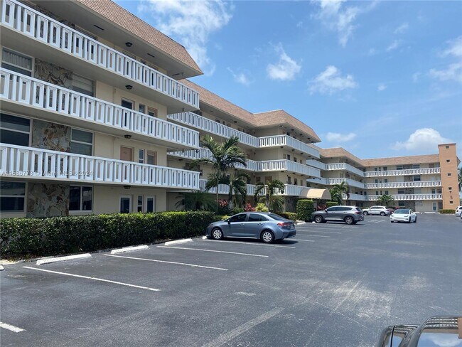 1889 S Ocean Dr, Unit 102 in Hallandale Beach, FL - Foto de edificio - Building Photo