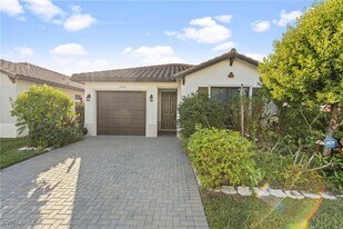 8976 Madrid Cir in Naples, FL - Building Photo