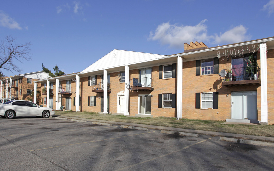 Eric Court Apartments in Louisville, KY - Building Photo