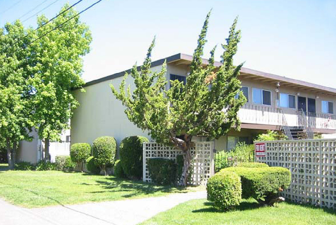 Leafwood Apartments in Novato, CA - Building Photo