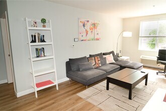 1435 India St, Unit 204 in San Diego, CA - Building Photo - Building Photo