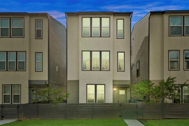 18431 Idyllic Aly in Shenandoah, TX - Building Photo - Building Photo