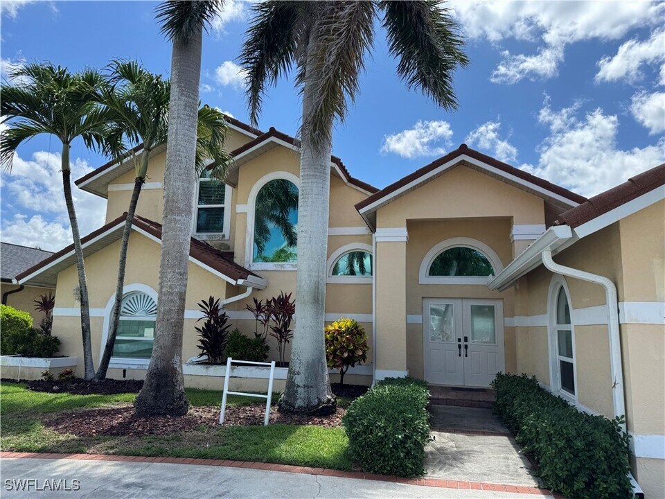 3123 SE 22nd Pl in Cape Coral, FL - Foto de edificio