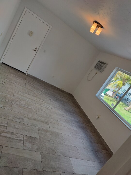 7839 N Bayshore Dr in Miami, FL - Building Photo
