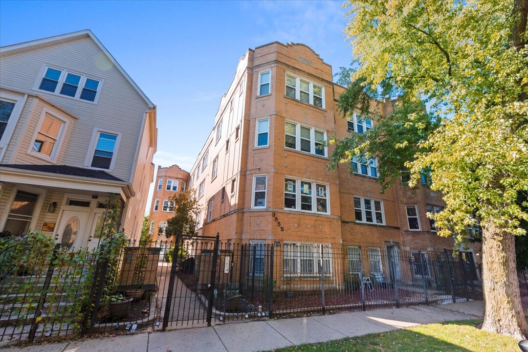 3557 W Lyndale St, Unit 1B in Chicago, IL - Foto de edificio