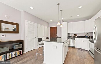 444 W Broad St in Falls Church, VA - Building Photo - Building Photo