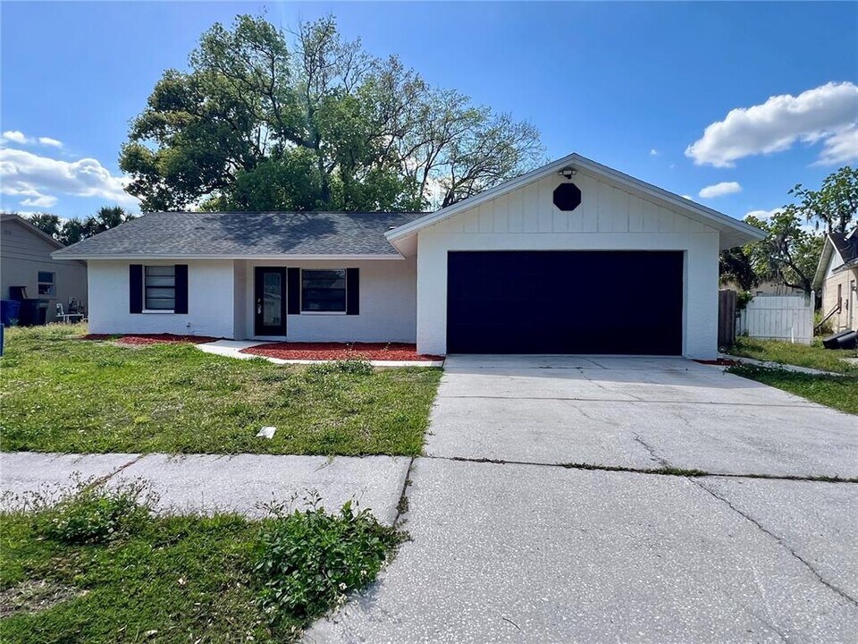 1053 WESTWOOD Dr in Lutz, FL - Building Photo