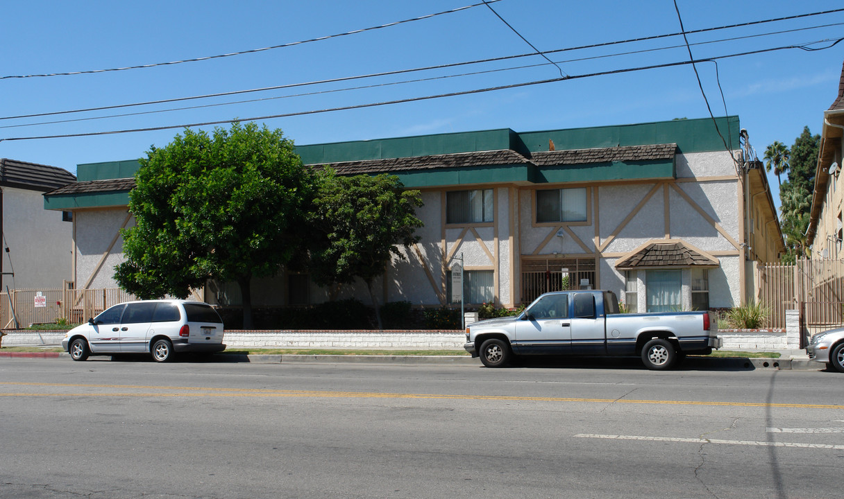 5939 Whitsett Ave in Valley Village, CA - Foto de edificio