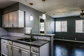 2301 Tern Cir in Austin, TX - Foto de edificio - Building Photo