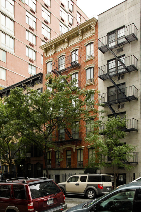 244 E 30th St in New York, NY - Building Photo