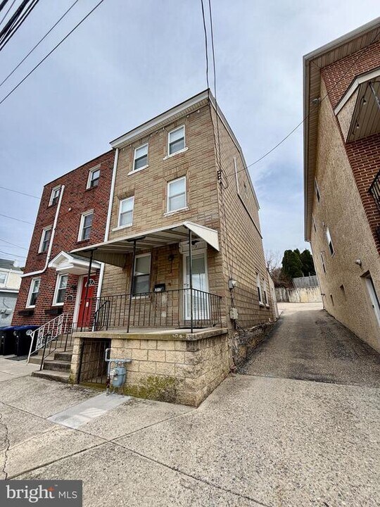213 Maple St in Conshohocken, PA - Building Photo