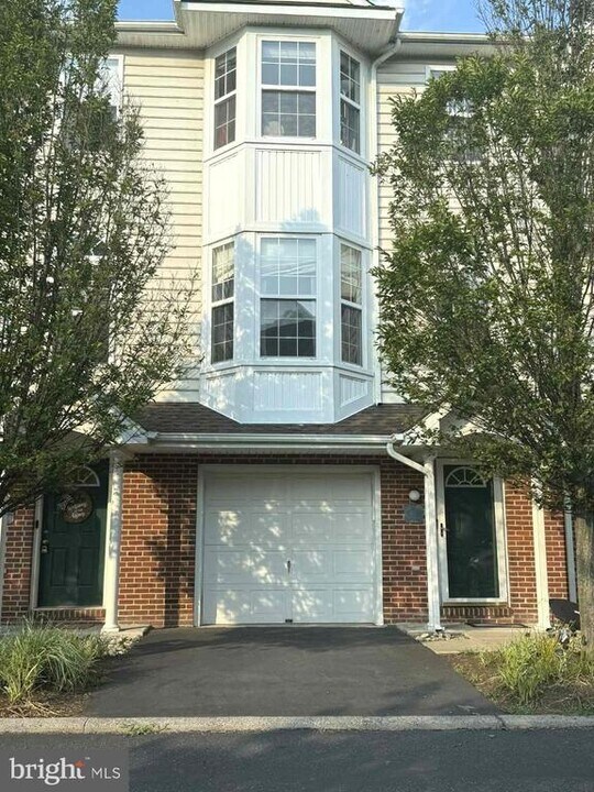35 Cameron Ct in Royersford, PA - Building Photo