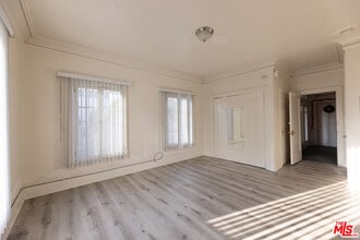 946 S Burlington Ave in Los Angeles, CA - Building Photo - Building Photo