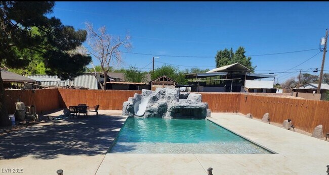 2075 N Gateway Rd in Las Vegas, NV - Building Photo - Building Photo