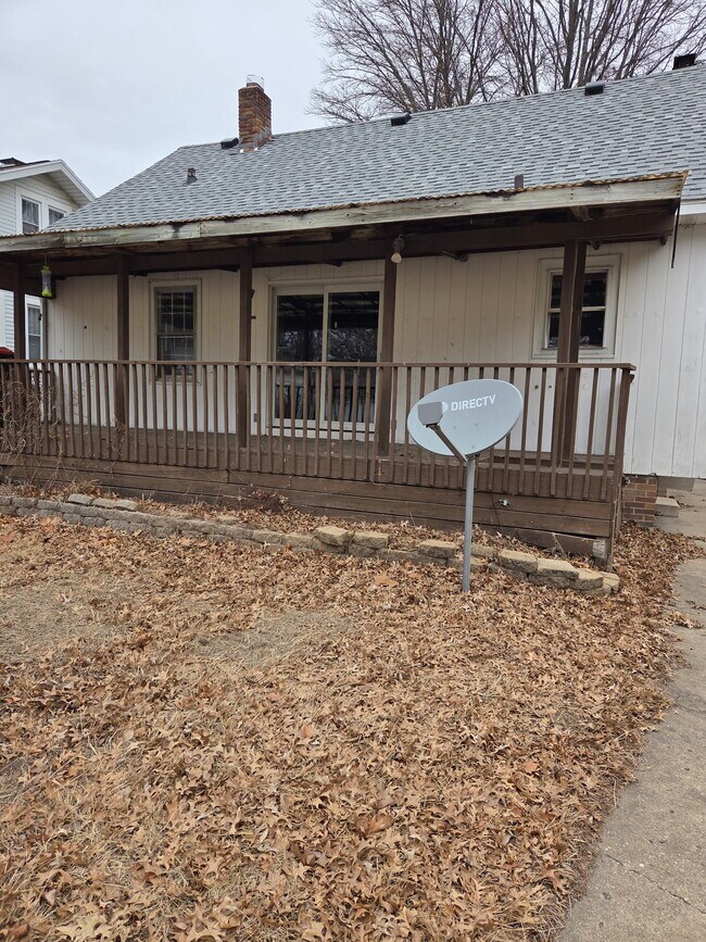 1210 W Mac Queen Ave in Peoria, IL - Building Photo - Building Photo