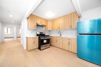 39-55-55 57th St in Queens, NY - Building Photo - Building Photo