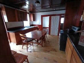 247 Dewey Ave, Unit 249 in Pittsfield, MA - Foto de edificio - Building Photo