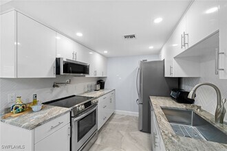 1605 Chesapeake Ave in Naples, FL - Foto de edificio - Building Photo