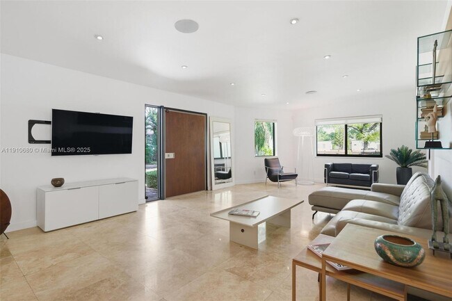 2180 NE 191st Dr in North Miami Beach, FL - Building Photo - Building Photo